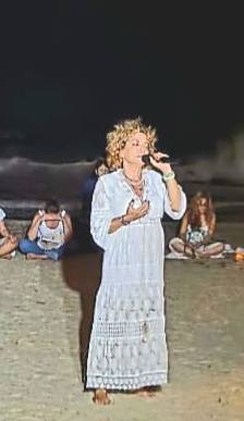 אורלי שרה עם מיקרופון בטקס התשליך בתל אביב 2025