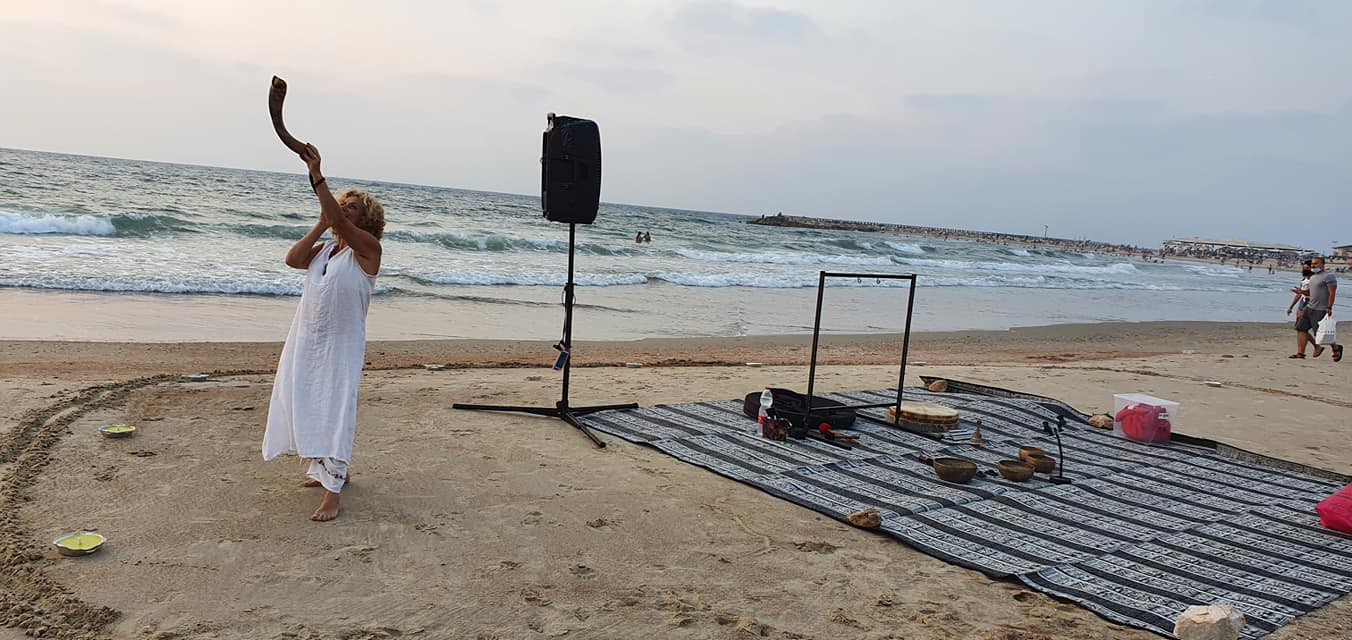 אורלי תוקעת בשופר מול הים בפתיחת הטקס
